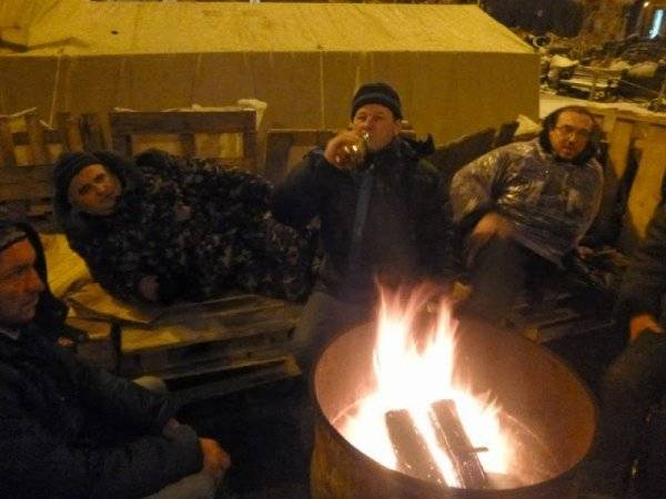 Пять пьяных «воинов света» обгорели в палатке, налакавшись алкоголя