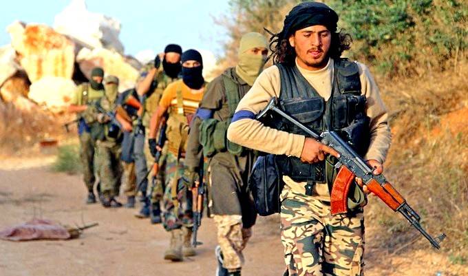 Боевики массово бегут из Ракки, чтобы сдаться российским военным