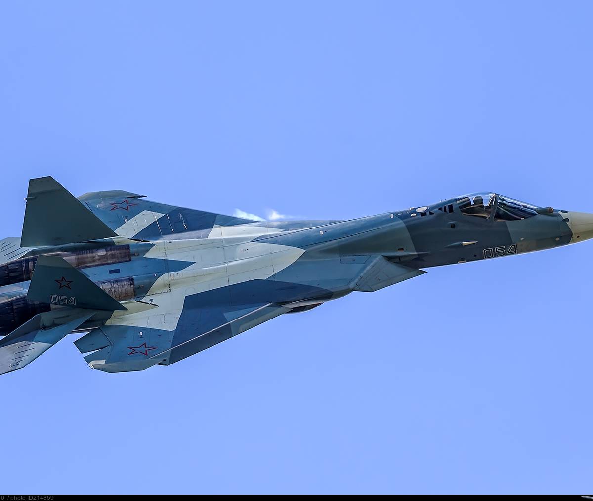 ВКС РФ могут получить три истребителя  Су-57 в 2018 году