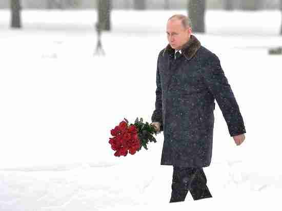 К Путину на петербургском кладбище подошел сын командира его отца