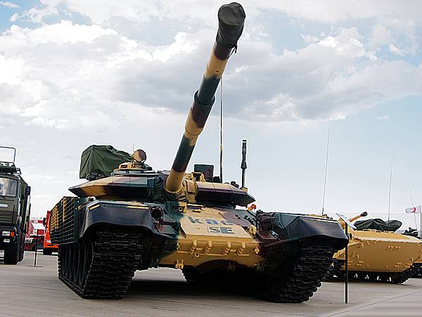 Модернизированный танк Т-72КАЕ. Выставка KADEX-2018. Фотообзор