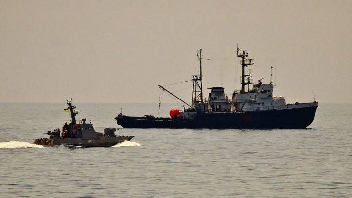 Суда могли сесть на мель: Киев заплатил РФ за проход флота в Азовское море