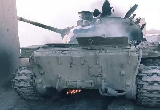 В Сирии сгорел редкий танк - Т-55 с противоракетным комплексом "Сараб"