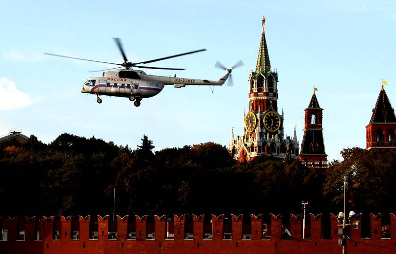 C территории Кремля поднялись два военных Ми-8 с необычным грузом