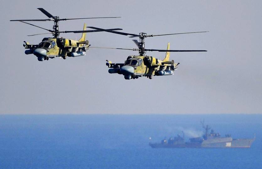 Ударные Ка-52 кружат на Крымским мостом в ожидании кораблей ВМС Украины