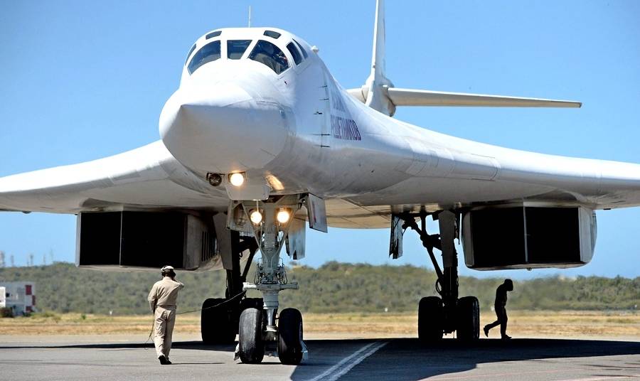 Прибытие стратегических бомбардировщиков Ту-160 в Венесуэлу сняли на видео