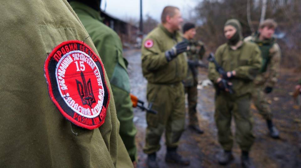 Выдавить "Правый сектор" из Донбасса: в ВСУ кляузничают на неонацистов