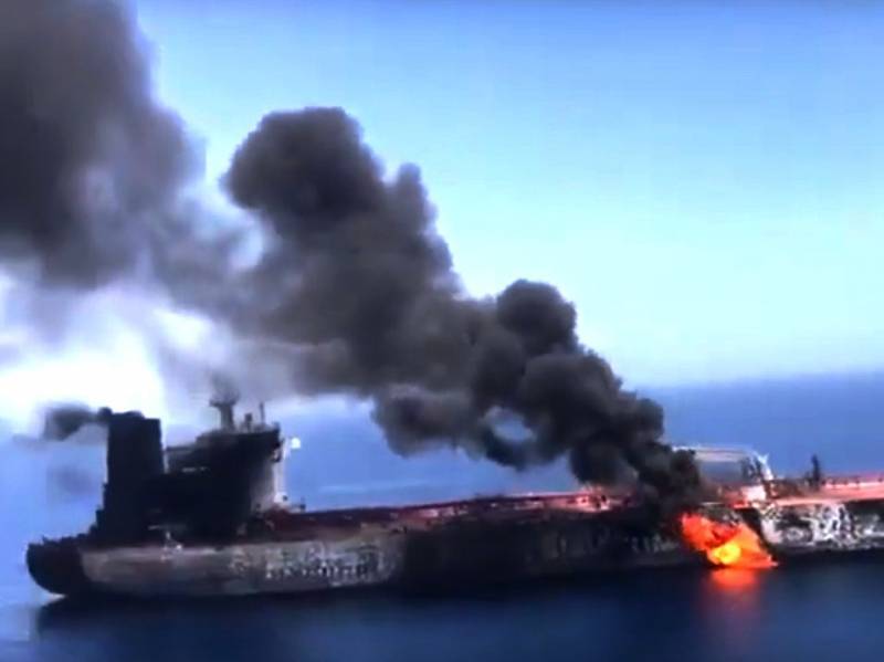 США обвинили Иран в атаке на танкеры, показав видео с «доказательствами»