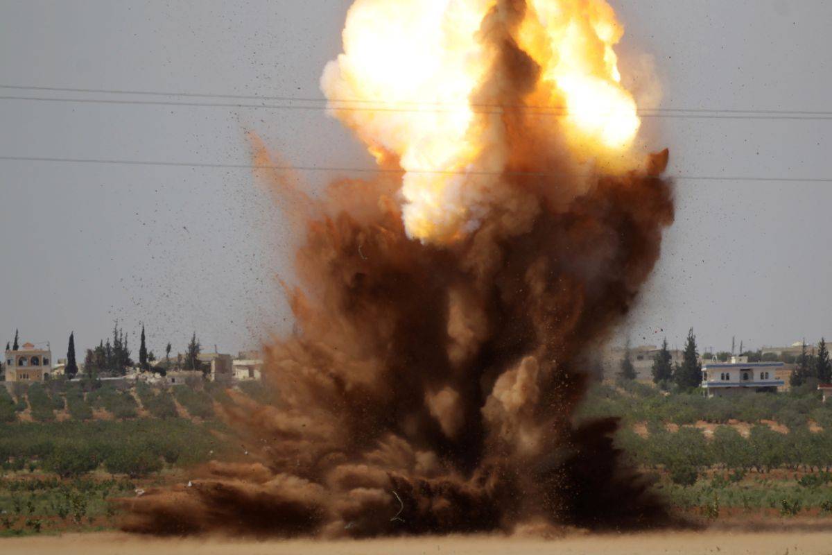 Боевики засняли момент прямого попадания снаряда САА в их окоп в Идлибе