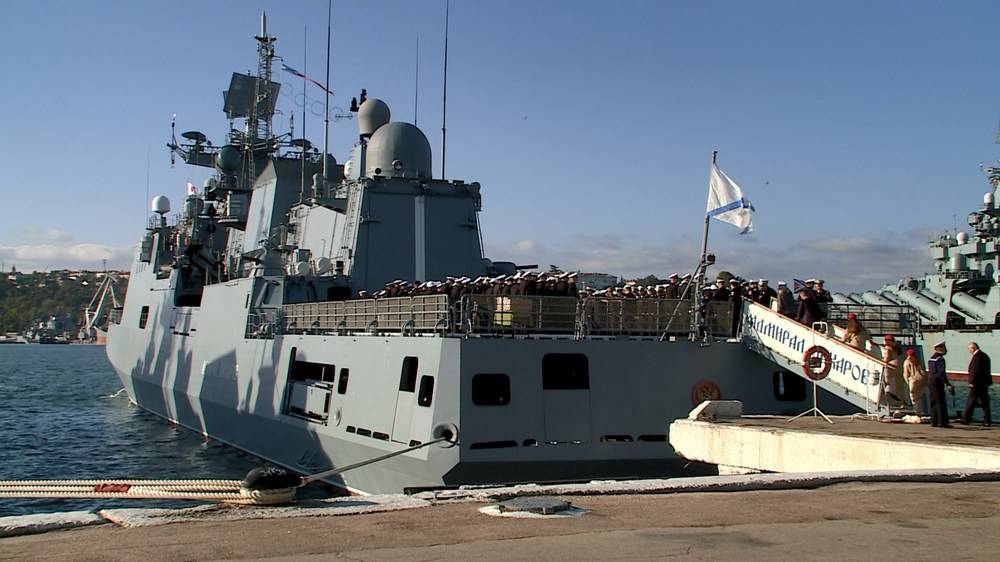 Российский фрегат «Адмирал Макаров» вызвал ажиотаж в Греции