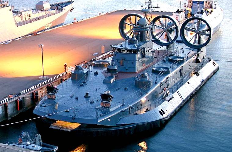 Перерождение «Зубра»: ВМФ обновит уникальные корабли на воздушной подушке