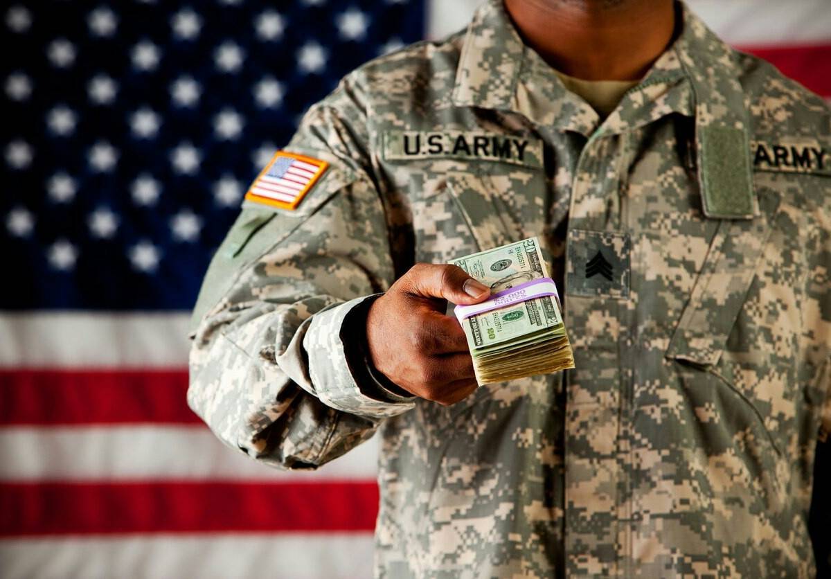Сколько платят военным в разных странах?