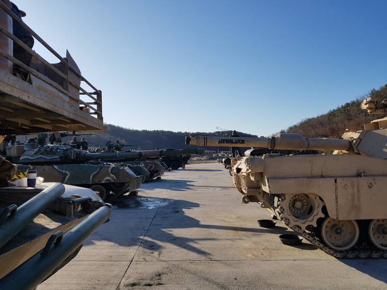 Старые соперники: Т-80 встретились с Abrams на учения в Южной Корее