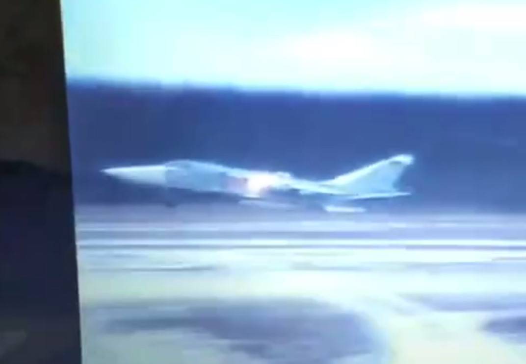 Появилось видео, как Су-24 чуть не сел без выпущенных шасси