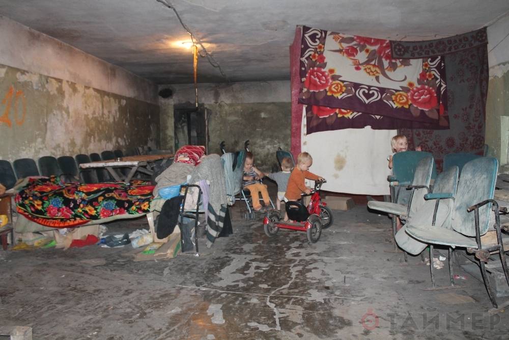 Старики Донбасса 6 лет живут в темных подвалах из-за обстрелов ВСУ