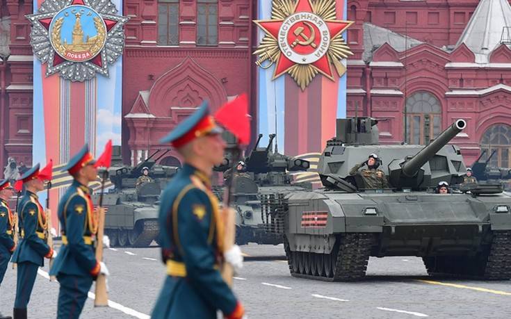 СМИ: Кремль решил перенести парад Победы