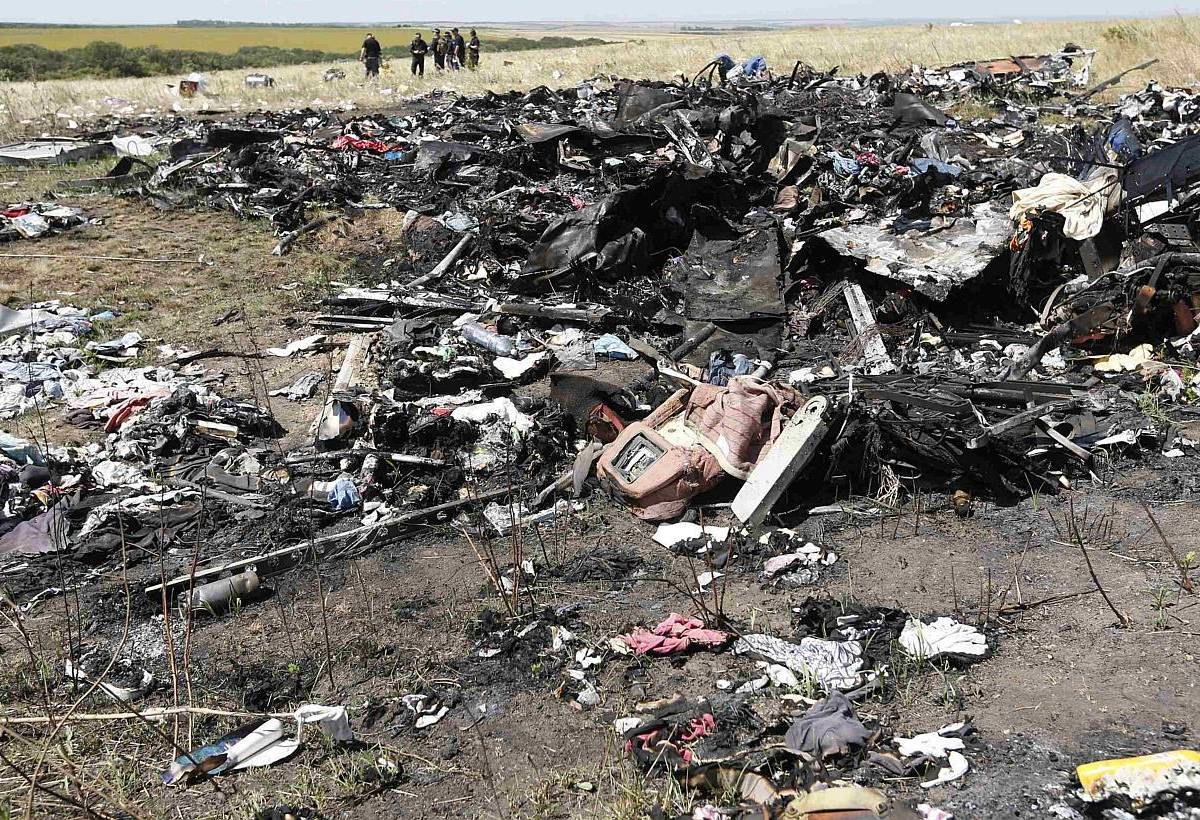 Неудобные обломки рейса MH17: воздуховод и кресло вскрыли вранье Запада