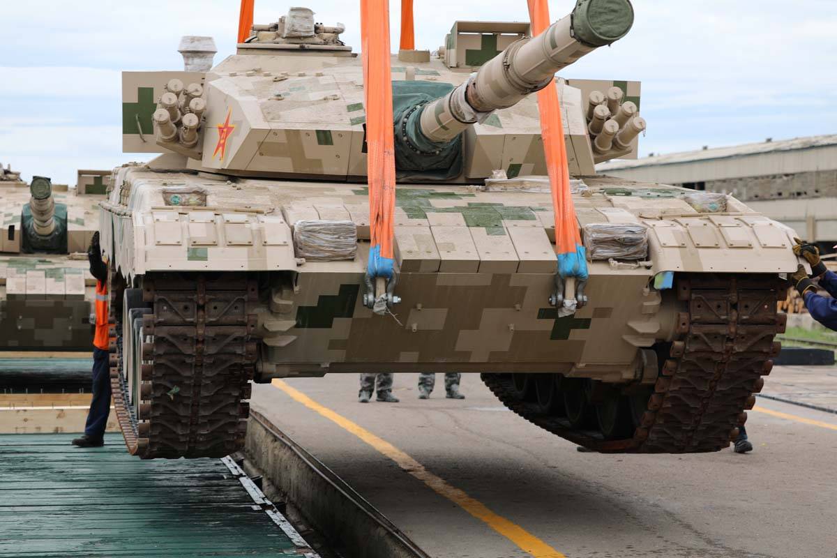 Китайские военнослужащие прибыли в Россию для участия в «Танковом биатлоне»