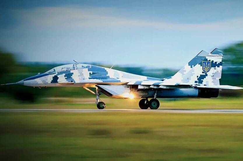 На аэродроме ВВС Украины боевой самолёт столкнулся с легковым автомобилем