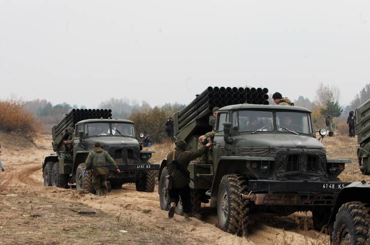 Киев разместил войска возле жилых районов Донбасса