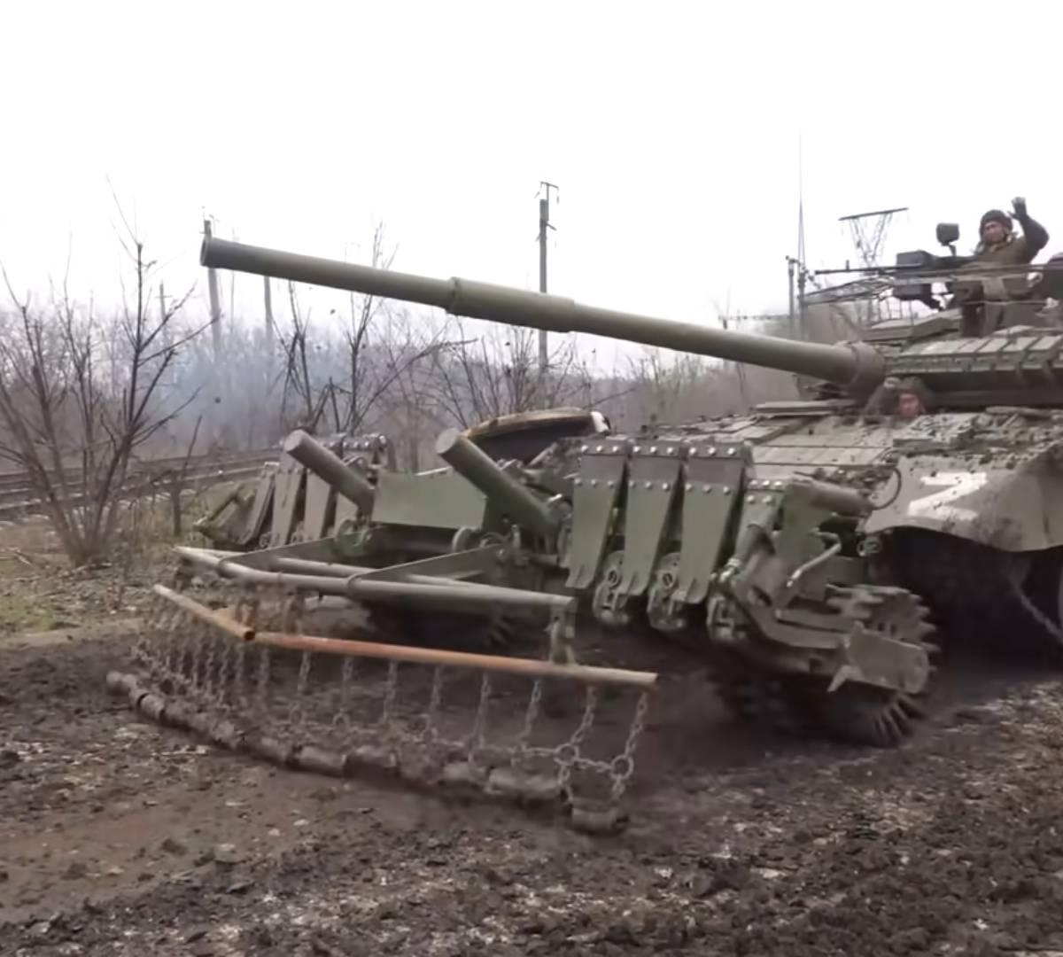 Т-80БВ получили новые противоминные тралы и защитные "зонтики"