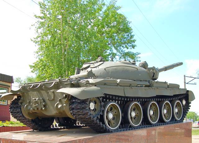 Российские Т-62М могут применять ракеты и способны жечь польские Т-72М