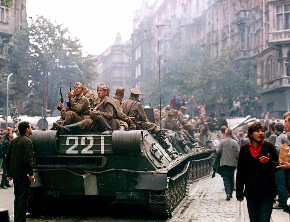 Чешские вассалы НАТО празднуют уход советских "оккупантов"