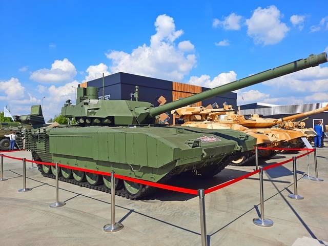 У России – Т-14 "Армата", у всех остальных - старые танки или макеты