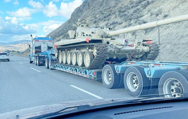 Перевозку восстановленного танка Т-72М1 заметили на одной из дорог в Канаде