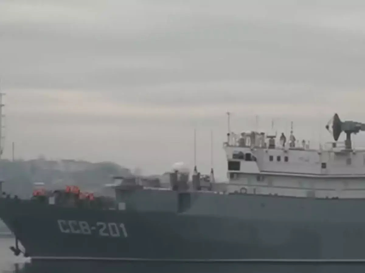 Атака корабля «Приазовье» украинскими катерами может сыграть на руку России