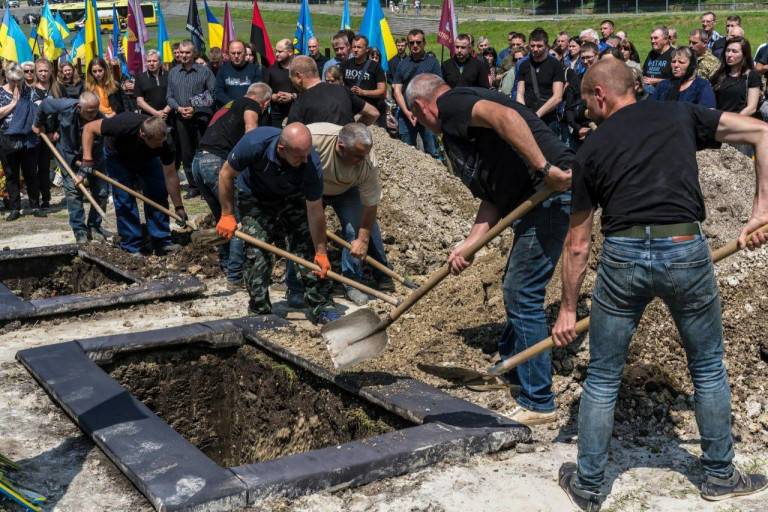 The Economist: Львов эксгумирует 560 могил для захоронений ВСУ