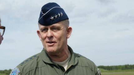 Командующий ВВС США в Европе и Африке генерал против Пентагона Командующий ВВС США в Европе и Африке генерал против Пентагона