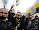В центре Москвы задержаны люди в шинелях со свастикой В центре Москвы задержаны люди в шинелях со свастикой