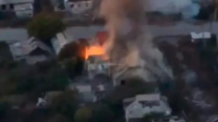 После удара "Молнии" над домом с боевиками ВСУ поднялось огненное облако После удара "Молнии" над домом с боевиками ВСУ поднялось огненное облако