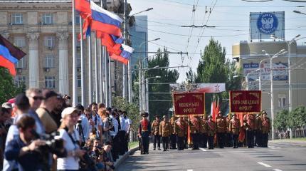 Федеральное ТВ показало парад на Донбассе среди российских регионов