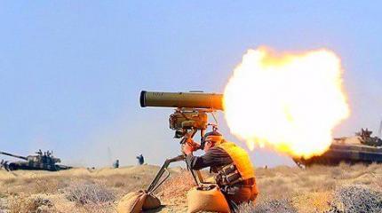 Боевики в Алеппо сняли, как зазевавшийся Т-72 принял ПТУР прямо под башню Боевики в Алеппо сняли, как зазевавшийся Т-72 принял ПТУР прямо под башню