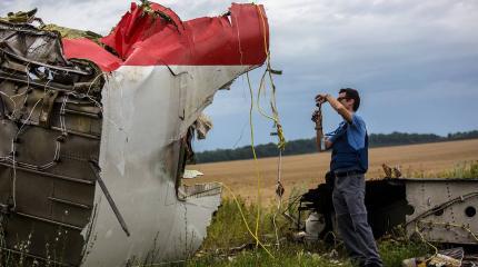 Странности рейса MH17: на месте крушения обнаружены подозрительные вещдоки