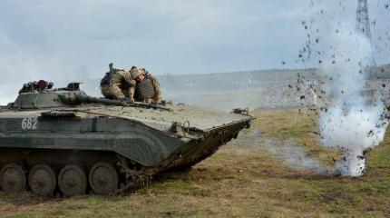 Украинские БМП передавили собственных солдат Украинские БМП передавили собственных солдат