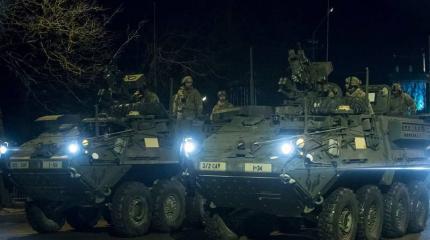 Американские Страйкеры маршируют в 300 метрах от российской границы Американские Страйкеры маршируют в 300 метрах от российской границы