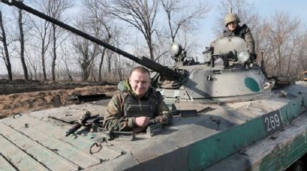В сети появилось видео, как пьяные ВСУшники едут на танках воевать В сети появилось видео, как пьяные ВСУшники едут на танках воевать