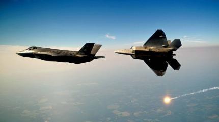 Bloomberg рассказал о техническом несовершенстве F-22 и F-35 в бою