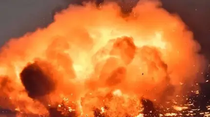 Дрон заснял, как над "Викингом" ВСУ поднялось 15-метровое огненное облако