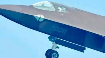 В самолете шестого поколения J-36 из КНР пилоты располагаются как в Су-34 В самолете шестого поколения J-36 из КНР пилоты располагаются как в Су-34