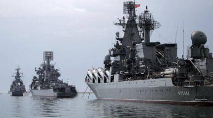 Москва швартуется к Камрани Москва швартуется к Камрани