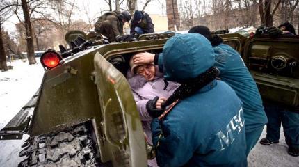 Гражданская война продолжается: жителей Донецка эвакуируют на БТРах