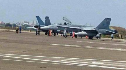 Два американских истребителя F/A-18 совершили аварийную посадку в Тайване Два американских истребителя F/A-18 совершили аварийную посадку в Тайване