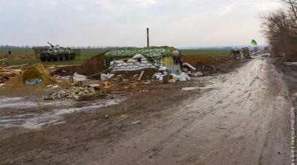 Блокпост украинского батальона "Азов" в Мариуполе Блокпост украинского батальона "Азов" в Мариуполе