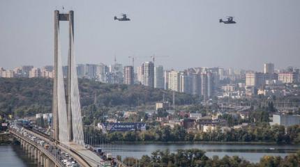 Над центром Киева свободно кружат американская боевые самолеты