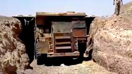 Боевики ИГИЛ превратили гигантский «БелАЗ» в «шахид-мобиль» Боевики ИГИЛ превратили гигантский «БелАЗ» в «шахид-мобиль»