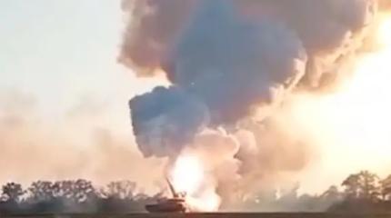 Установка "Бук" ВСУ загорелась после взрыва ракет Установка "Бук" ВСУ загорелась после взрыва ракет